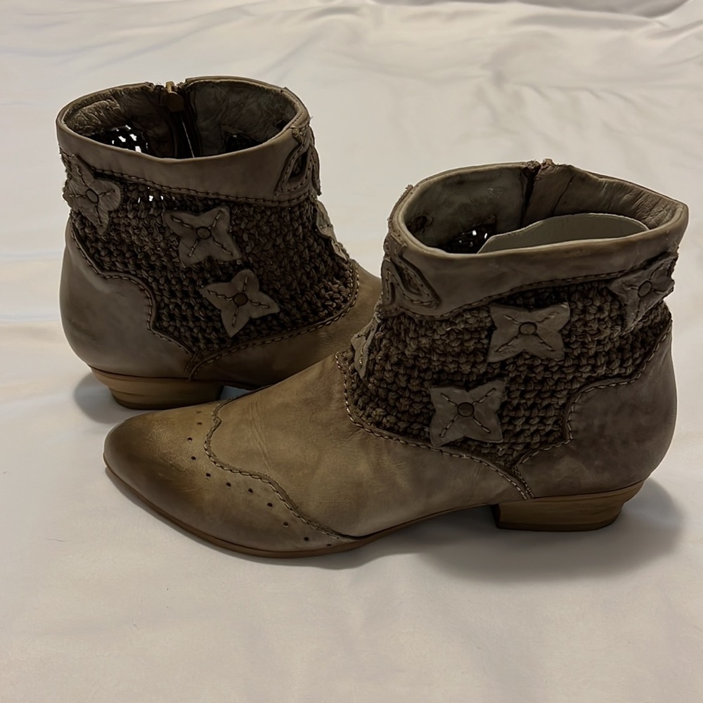 💫HP X 2 💫 LN ROVERS LEATHER DAISY ANKLE BOOTS (39/8)